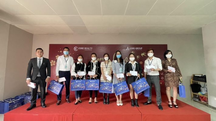 BLĐ Core Realty trao quà Tết Nhâm Dần 2022 cho CBNV