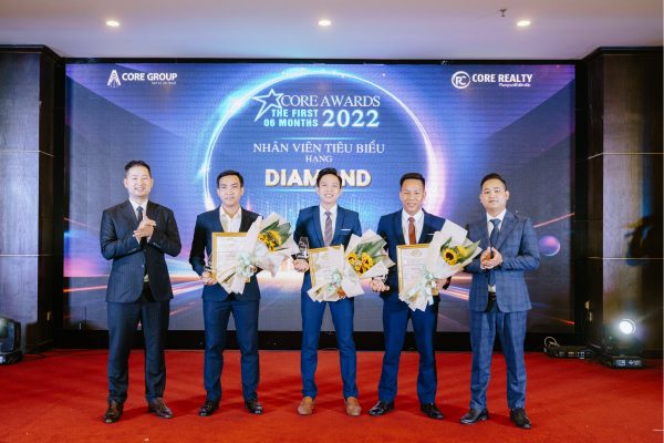 Ông Nguyễn Văn Dương - CEO CoreGroup và Ông Nguyễn Văn Duy - TGĐ CoreRealty trao bằng khen cho các Nhân viên tiêu biểu hạng Diamond