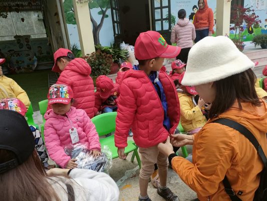 Đoàn tặng quà các cháu học sinh khó khăn tại trường Mầm non xã Pa Thơm
