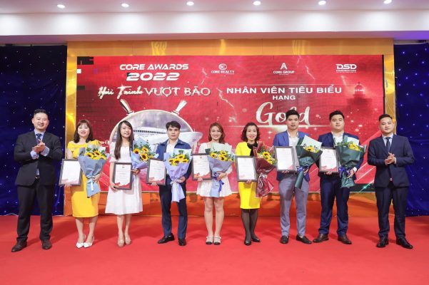 BLĐ CoreGroup trao bằng khen cho các Nhân viên hạng Gold