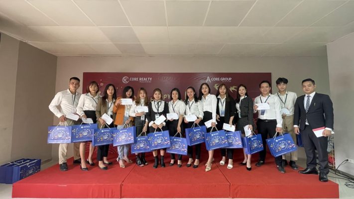 BLĐ Core Realty trao quà Tết Nhâm Dần 2022 cho CBNV